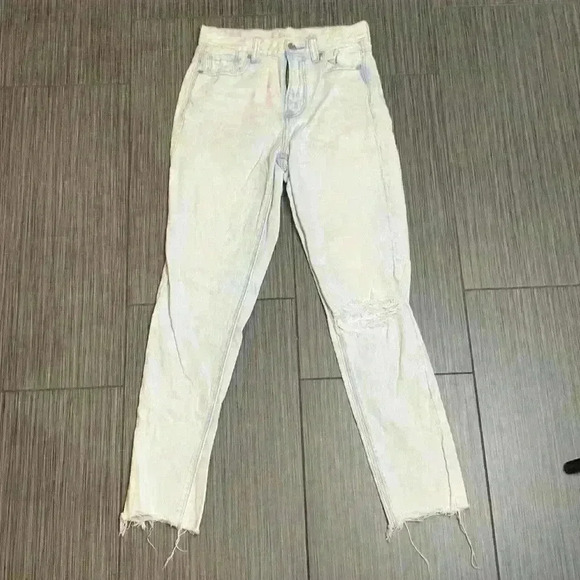 American Eagle Women's Blue Light Wash Distressed Raw Hem Mom Denim Jeans Size 0 - Picture 1 of 11